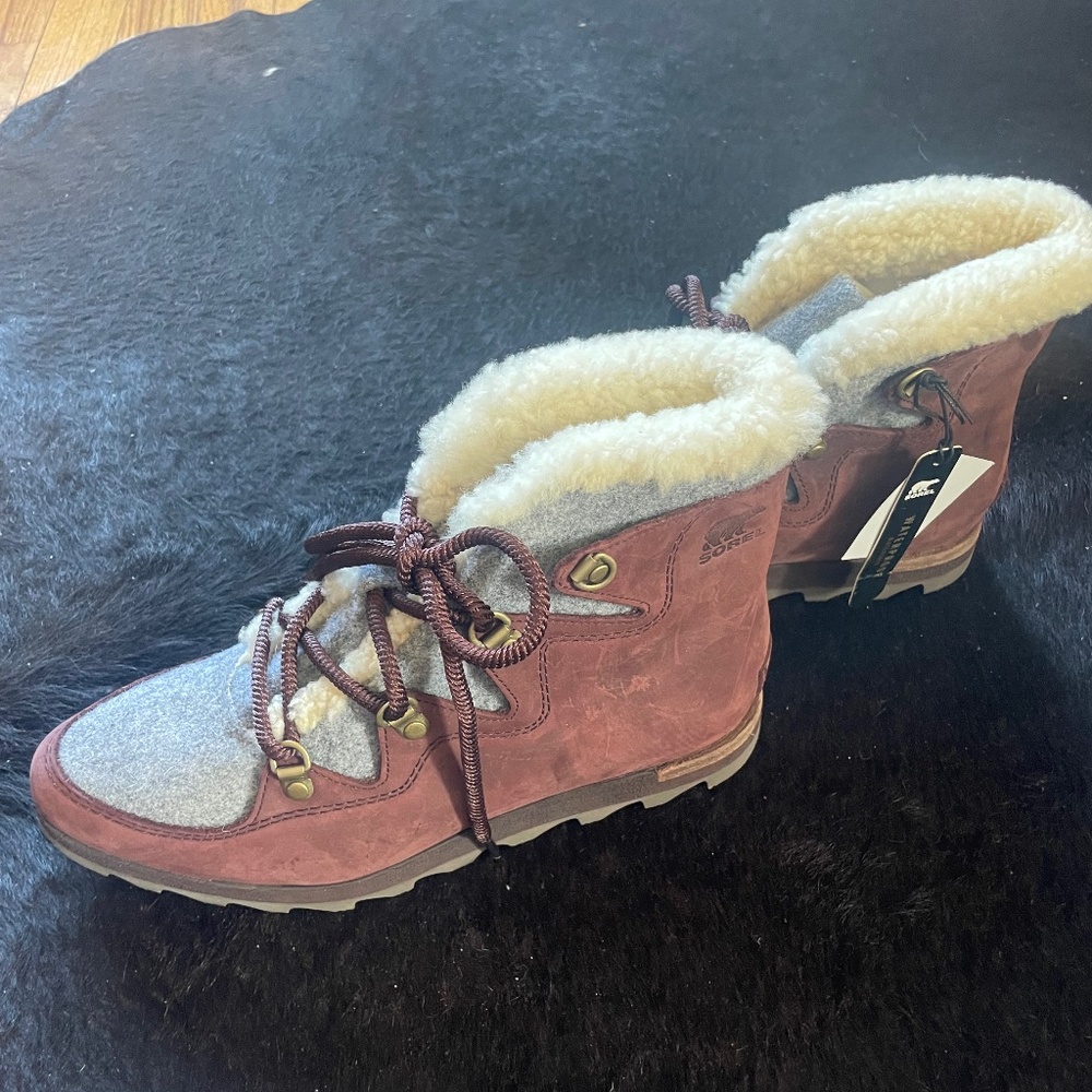 Sorel Sneakchic Alpine Leather Real Fur Lamb Women's Winter Boots, size 8. NWT